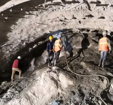 南圣镇拱顶带模注浆料的施工流程及注意事项